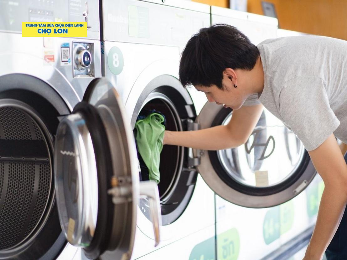 Kiểm tra chân đế máy giặt rung lắc