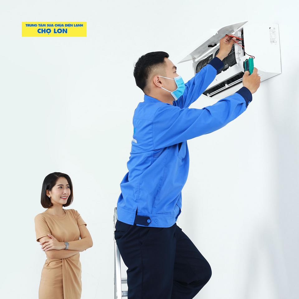 Thợ sửa máy lạnh quận 2 kiểm tra dàn lạnh trong căn hộ