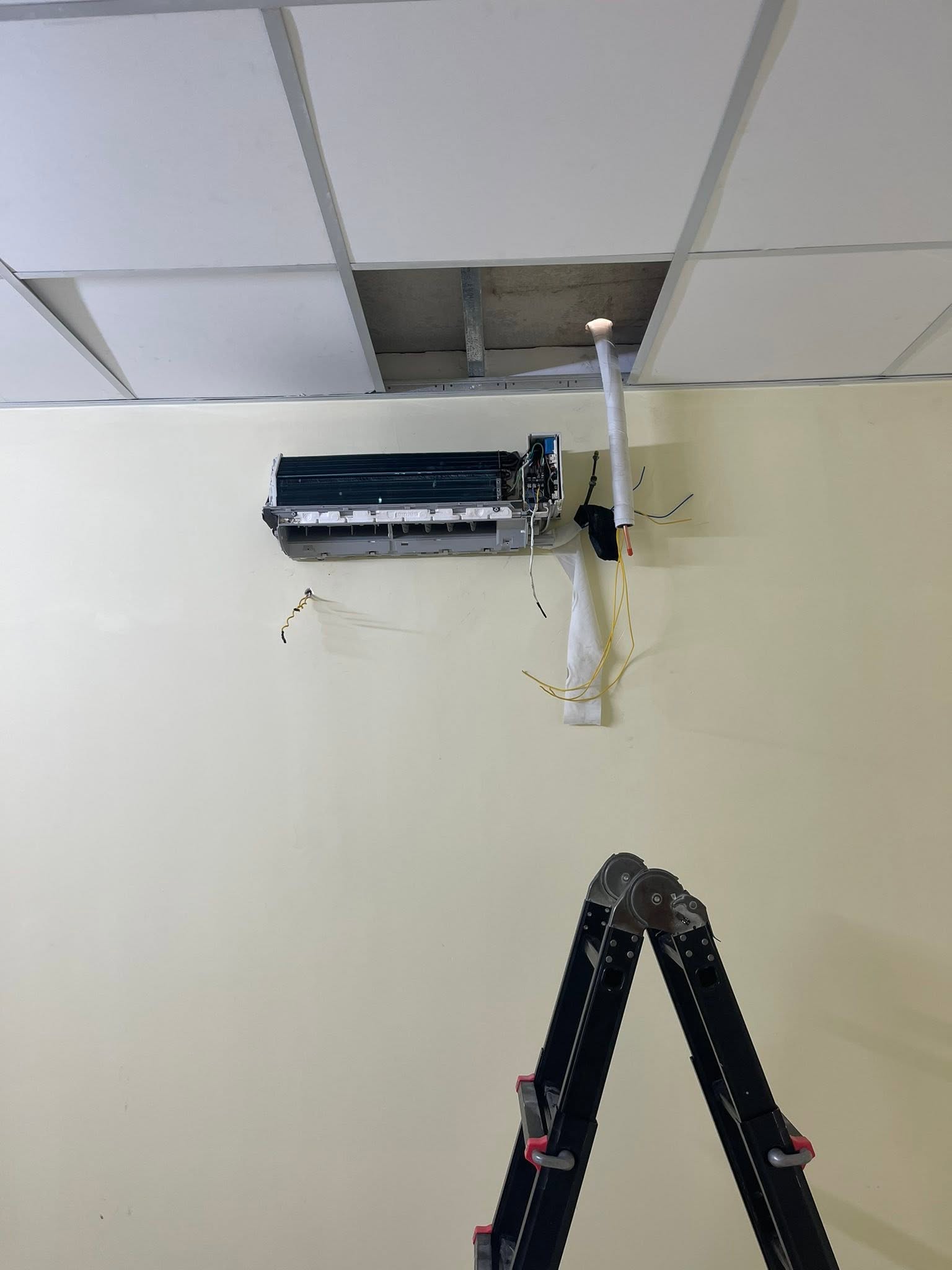Tháo vỏ dàn lạnh máy lạnh Daikin kiểm tra bo mạch khi máy báo mã lỗi