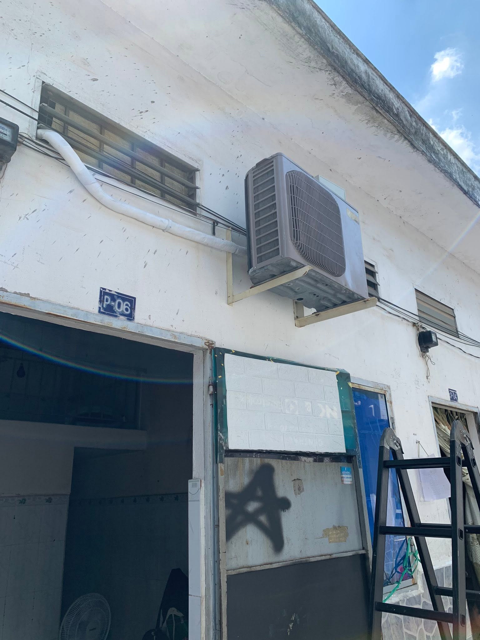 Dàn nóng máy lạnh lắp tại dãy nhà trọ phường Phú Thọ Hòa