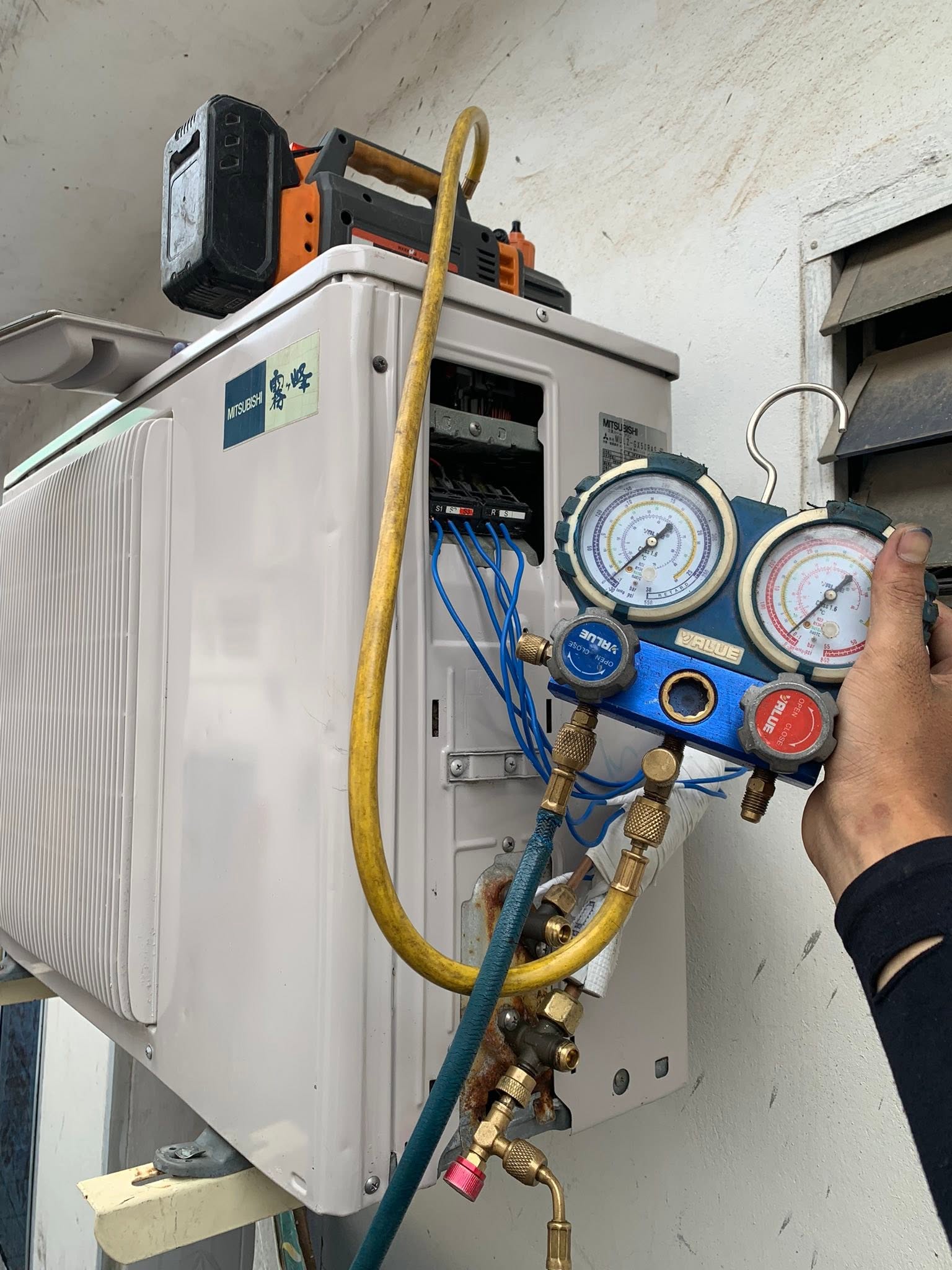 Kỹ thuật viên đo áp suất gas máy lạnh tại phường Phú Thọ Hòa