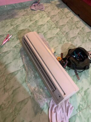 Tháo dàn lạnh máy lạnh Daikin báo lỗi A5 xuống để kiểm tra