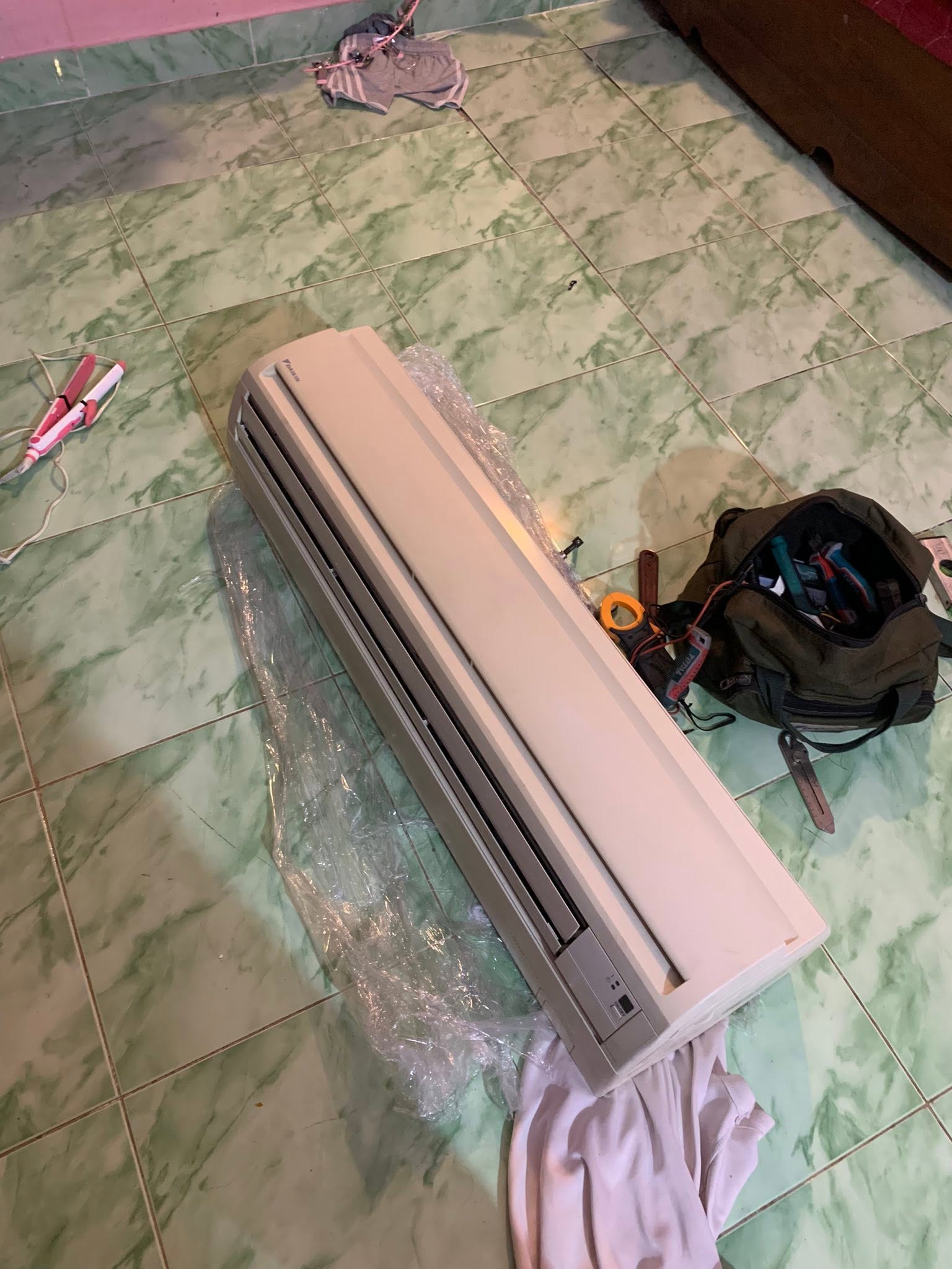 Tháo dàn lạnh máy lạnh Daikin báo lỗi A5 xuống để kiểm tra
