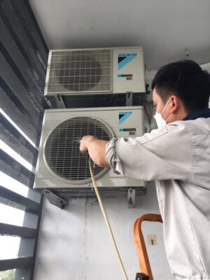 Kỹ thuật viên kiểm tra quạt dàn nóng máy lạnh Daikin báo lỗi E7
