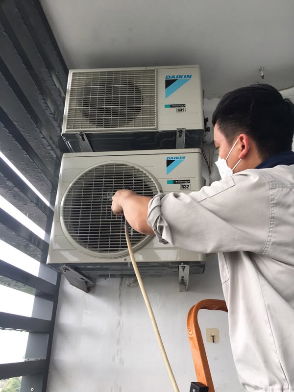 Kỹ thuật viên kiểm tra quạt dàn nóng máy lạnh Daikin báo lỗi E7