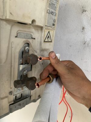 Đầu loe ống đồng và van dịch vụ dàn nóng, vị trí máy lạnh bị xì gas thường gặp