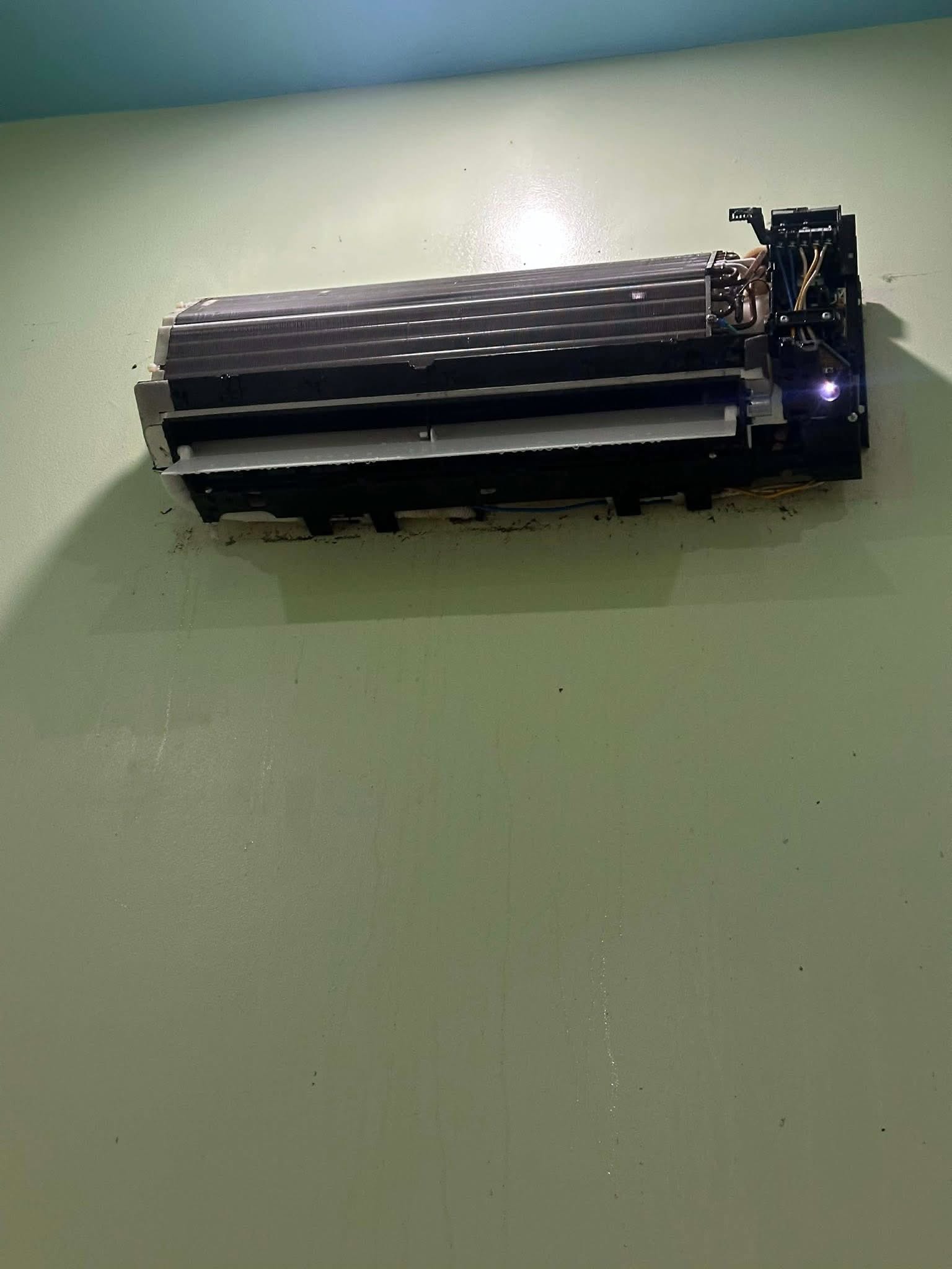 Tháo vỏ dàn lạnh kiểm tra dàn đồng máy lạnh bị đóng tuyết