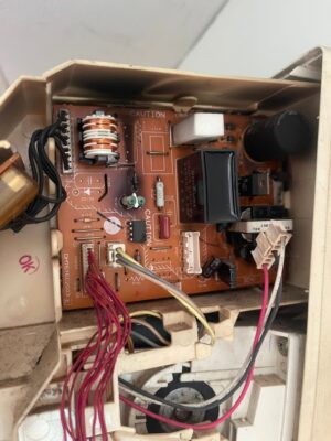 Board dàn lạnh máy lạnh có vết cháy sém quanh linh kiện, dấu hiệu cần thay board máy lạnh