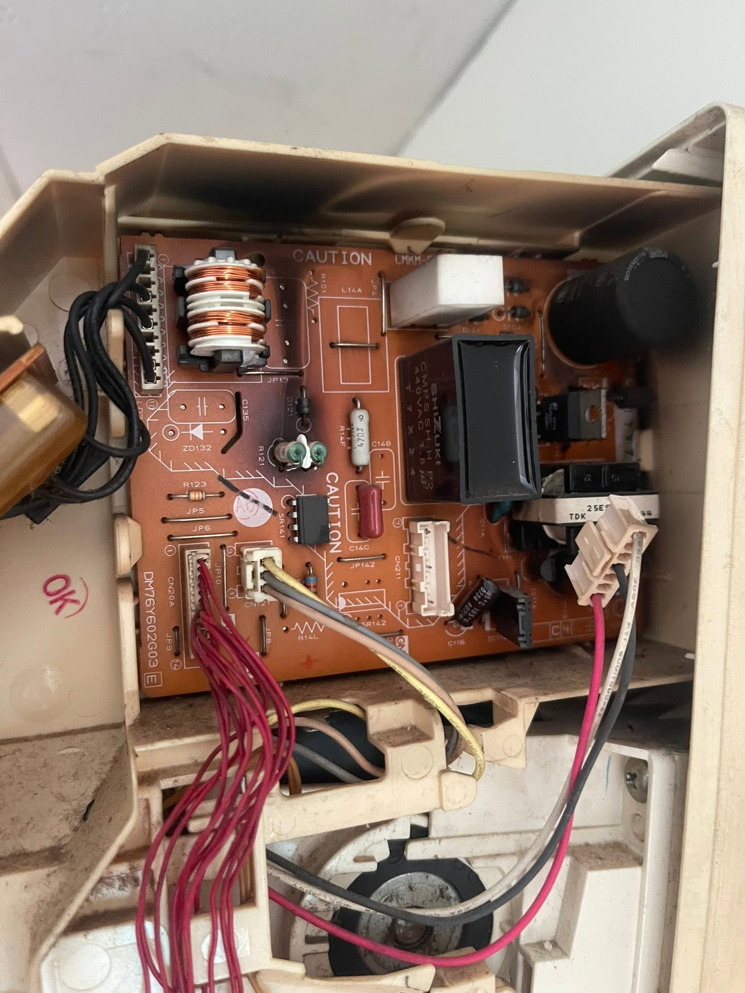 Board dàn lạnh máy lạnh có vết cháy sém quanh linh kiện, dấu hiệu cần thay board máy lạnh