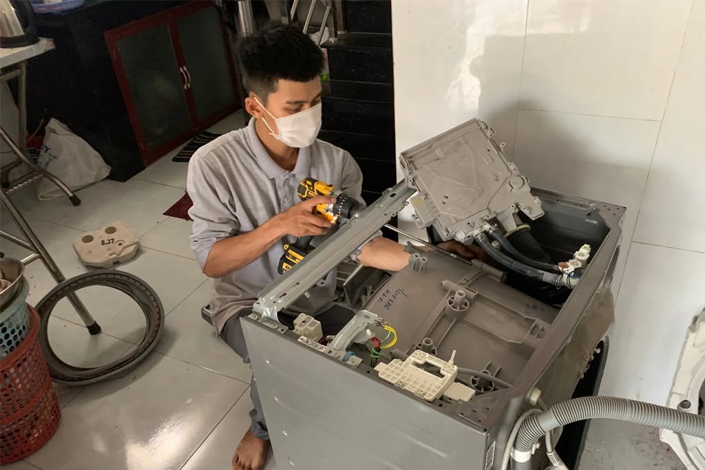 Kỹ thuật viên sửa máy giặt cửa trước tại nhà ở Buôn Hồ, Đắk Lắk