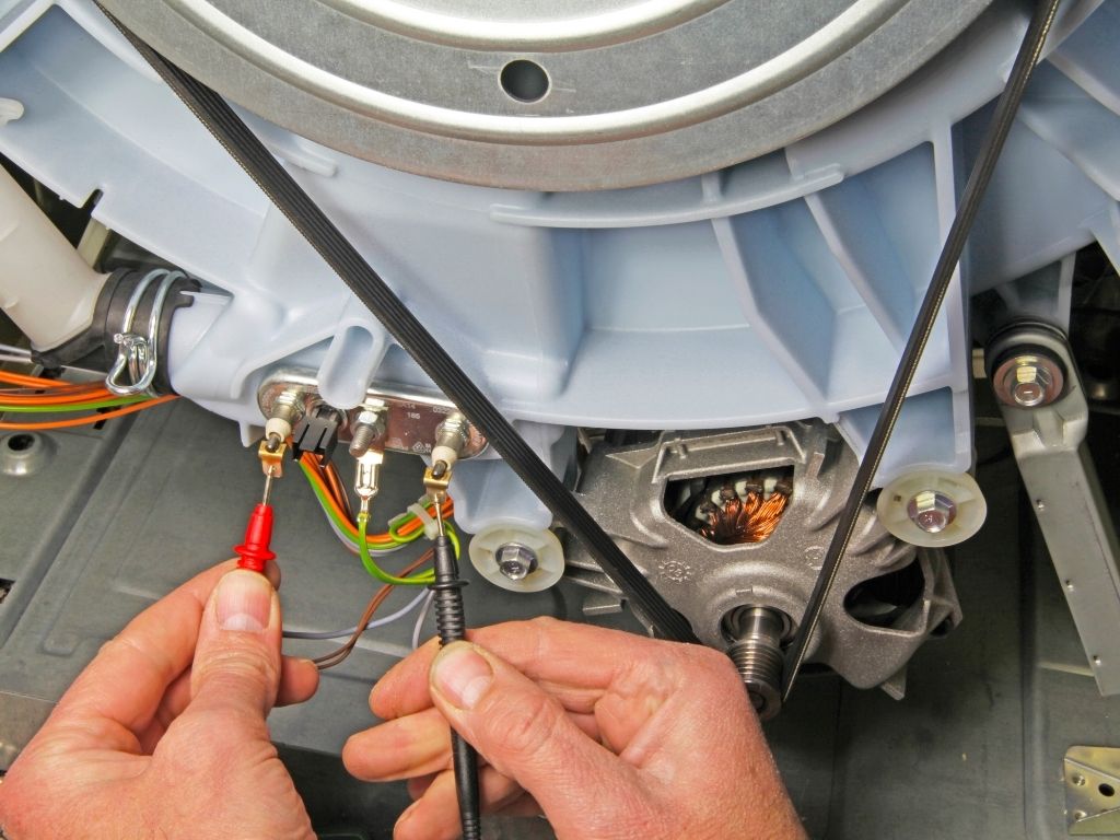 Kiểm tra dây curoa và motor máy giặt khi máy không vắt