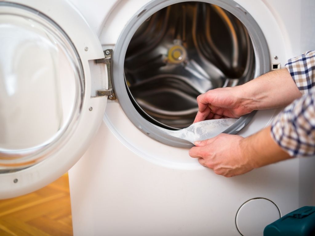Kiểm tra gioăng cao su cửa máy giặt bị hở gây rò nước