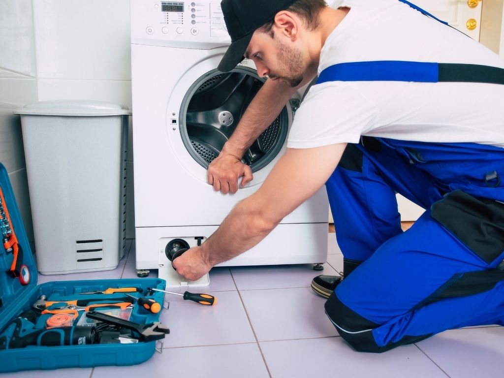 Vệ sinh lọc xả ở chân máy giặt khi máy không xả nước