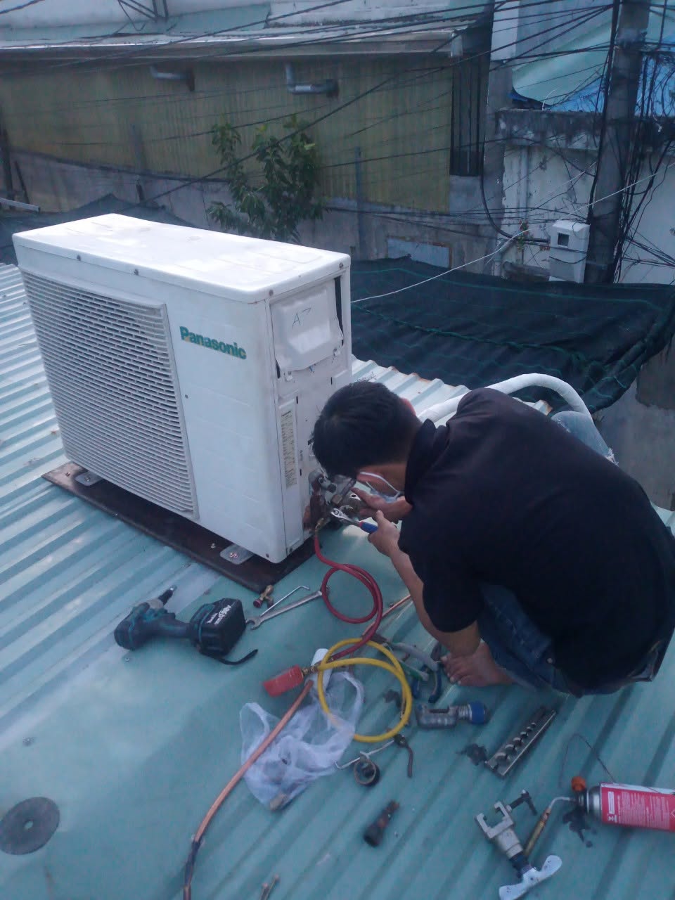 Kỹ thuật viên sửa dàn nóng máy lạnh tại nhà ở Buôn Hồ, Đắk Lắk