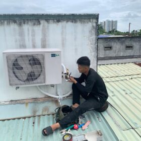 Thợ sửa máy lạnh tại nhà phường Tân Sơn Nhì kiểm tra dàn nóng trên mái