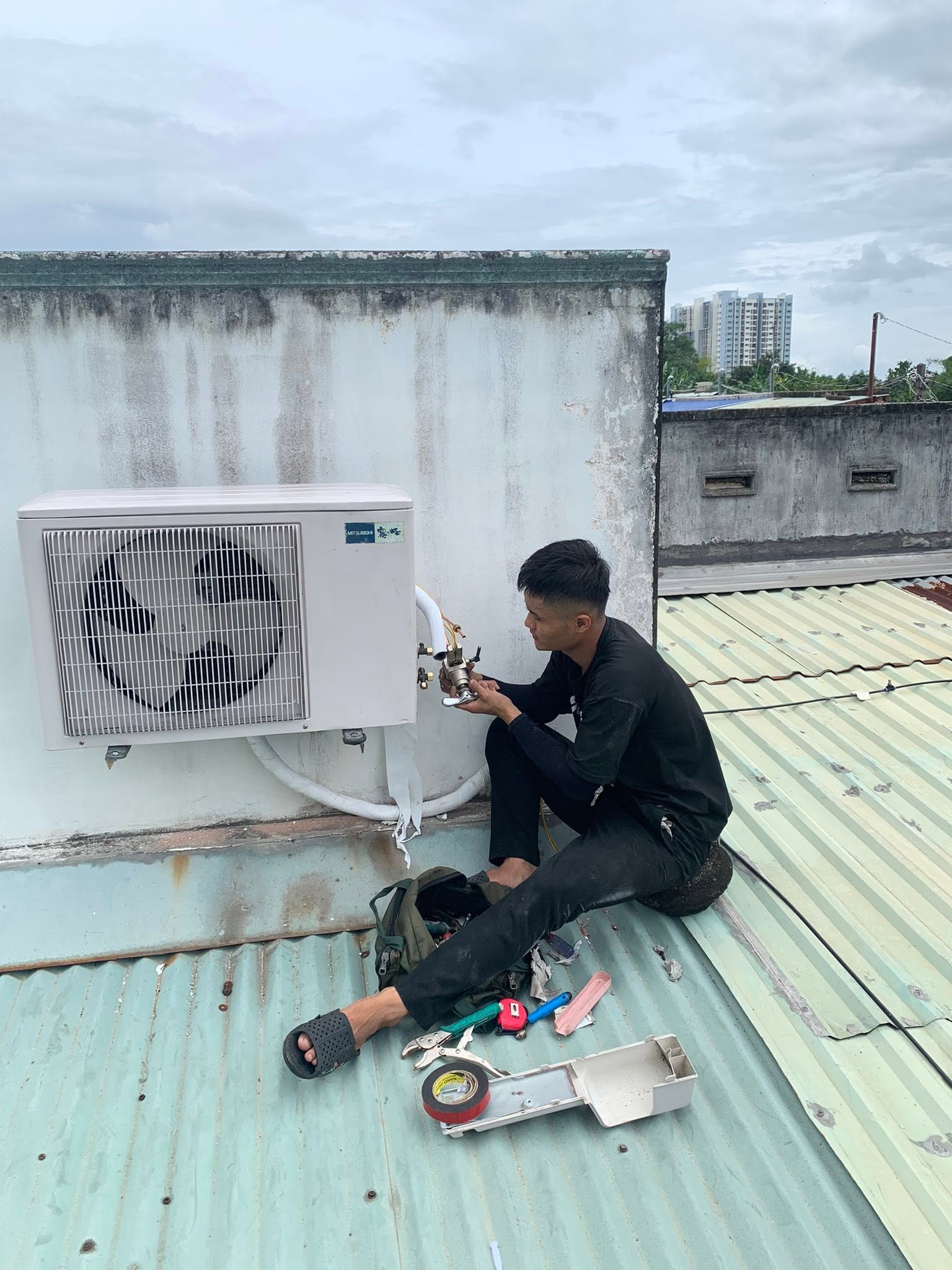 Thợ sửa máy lạnh tại nhà phường Tân Sơn Nhì kiểm tra dàn nóng trên mái