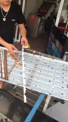 Kỹ thuật viên thay đèn nền LED khi sửa tivi phường Tân Sơn Nhì