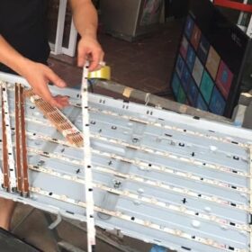 Kỹ thuật viên thay đèn nền LED khi sửa tivi phường Tân Sơn Nhì