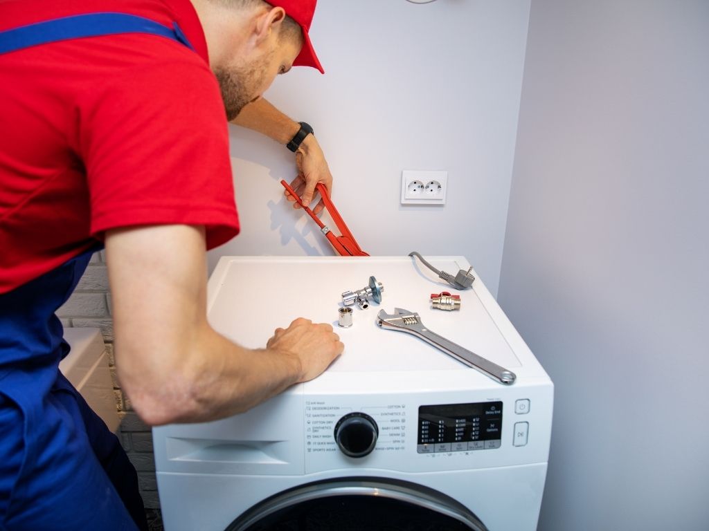 Kỹ thuật viên thay van cấp nước máy giặt tại phường Tân Sơn Nhì