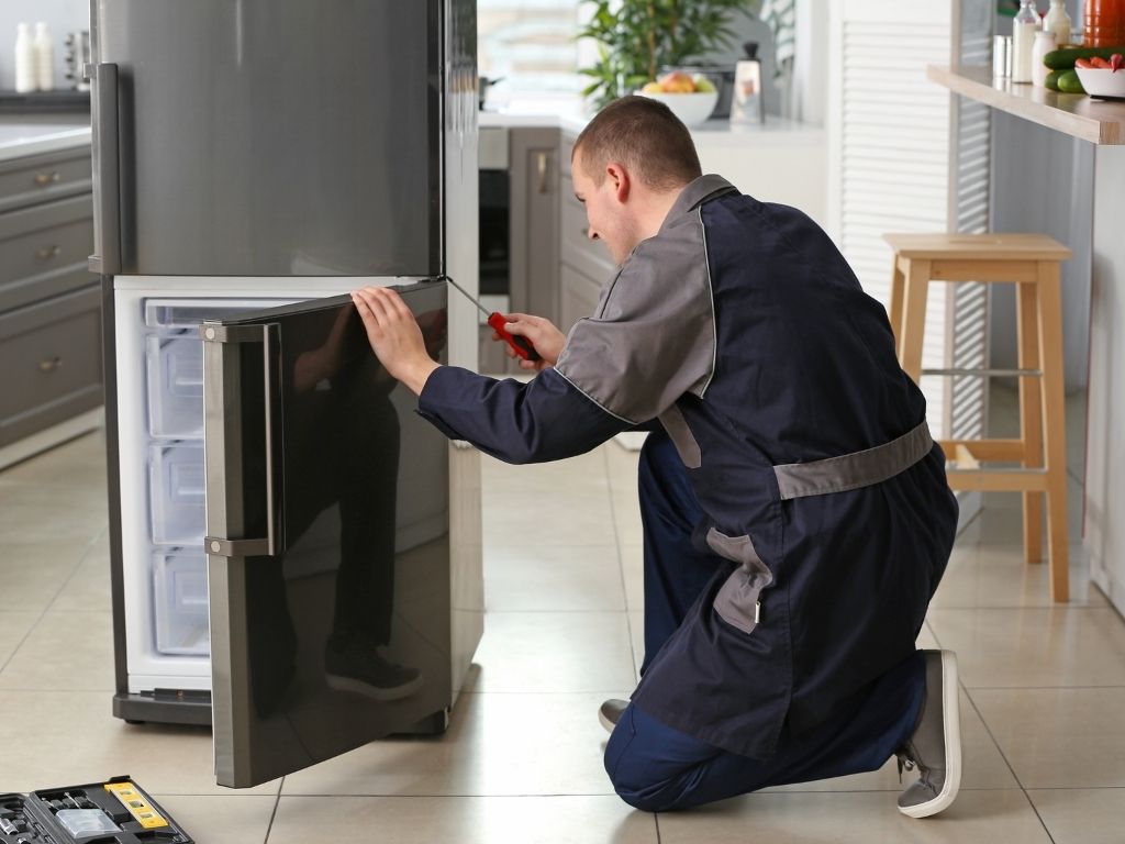 Kỹ thuật viên xử lý tủ lạnh đóng tuyết tại phường Phú Thọ Hòa