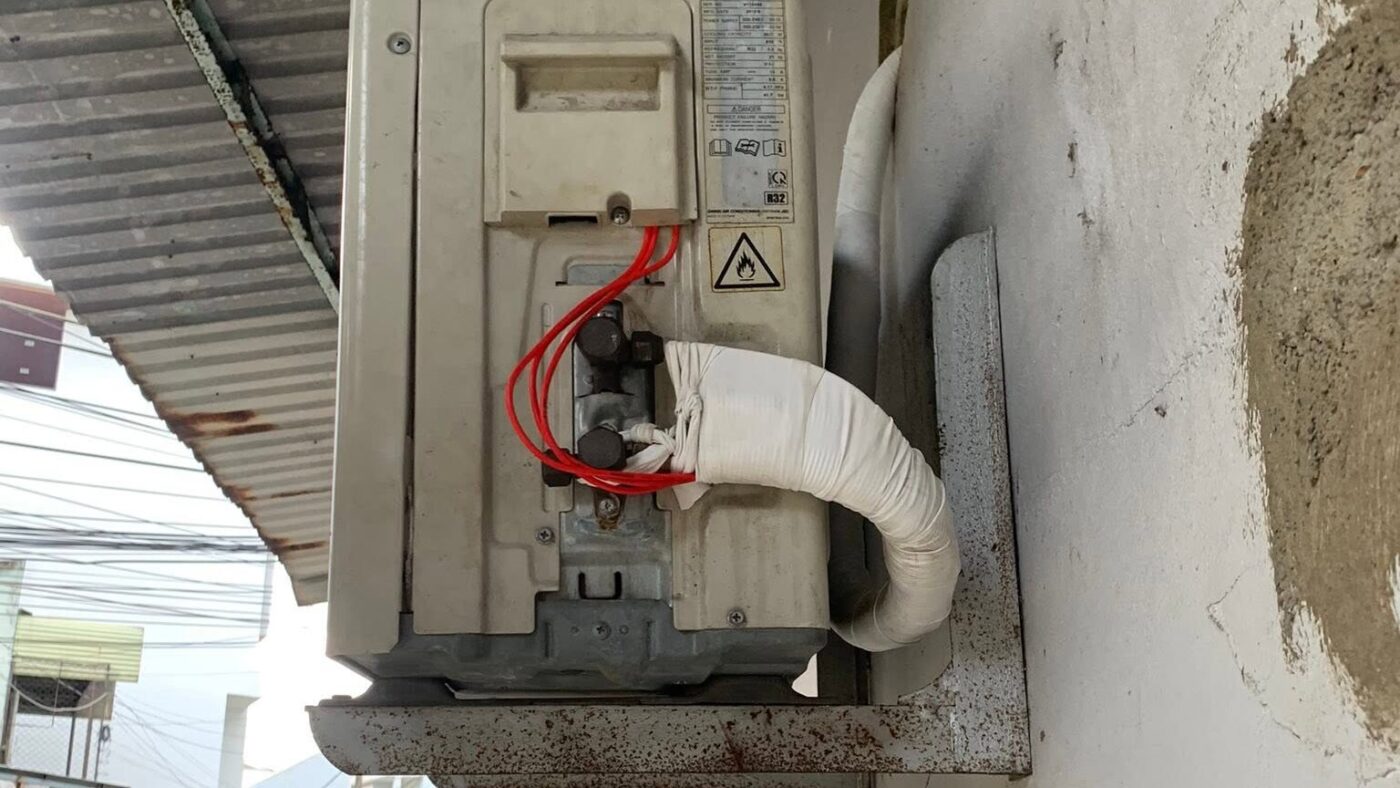 Dàn nóng máy lạnh cũ đã hết bảo hành lắp trên tường nhà phố TP.HCM