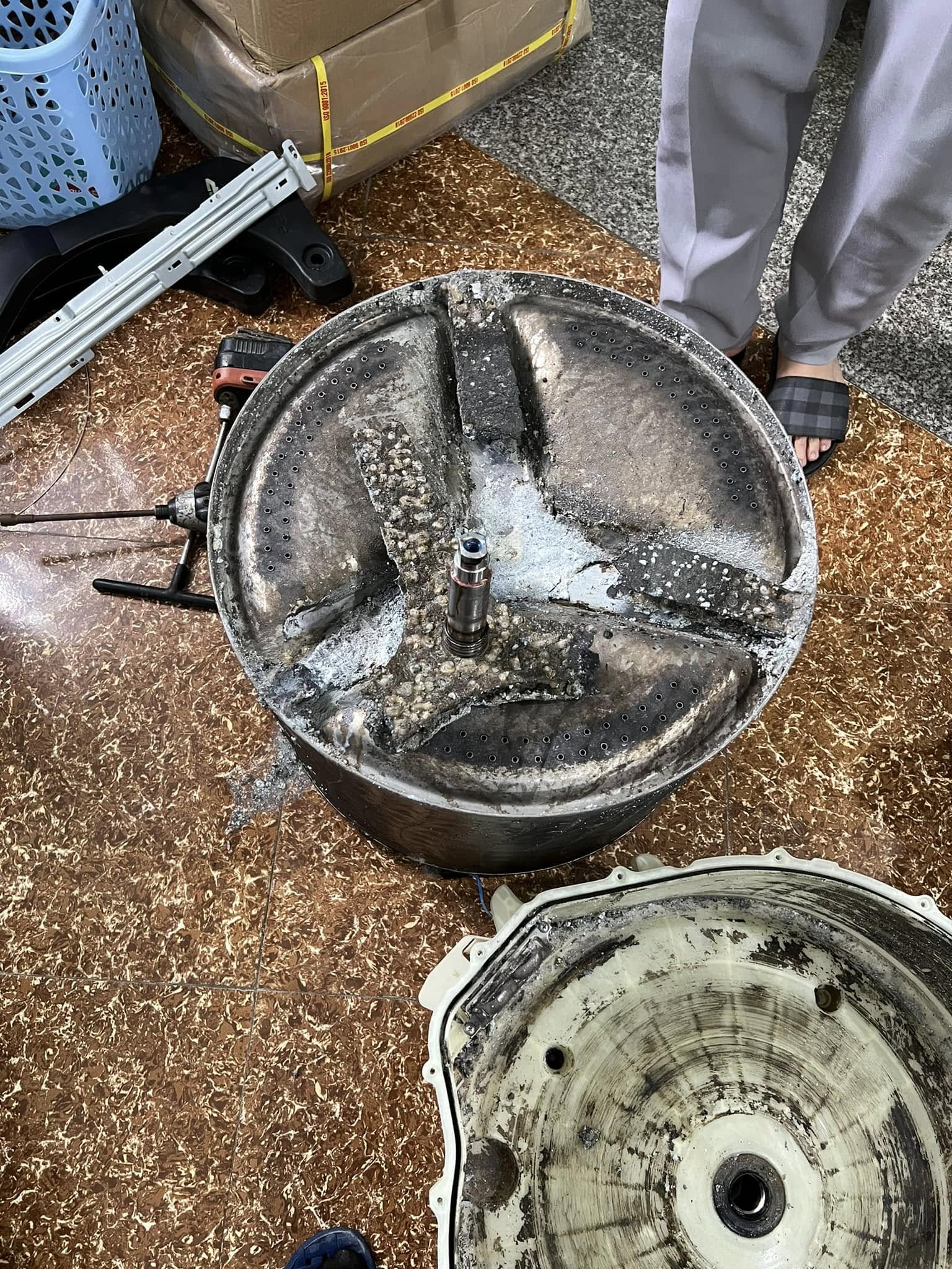 Lồng giặt và thùng ngoài tháo ra bám cặn đen dày, thợ đang sửa máy giặt Bình Tân tại nhà