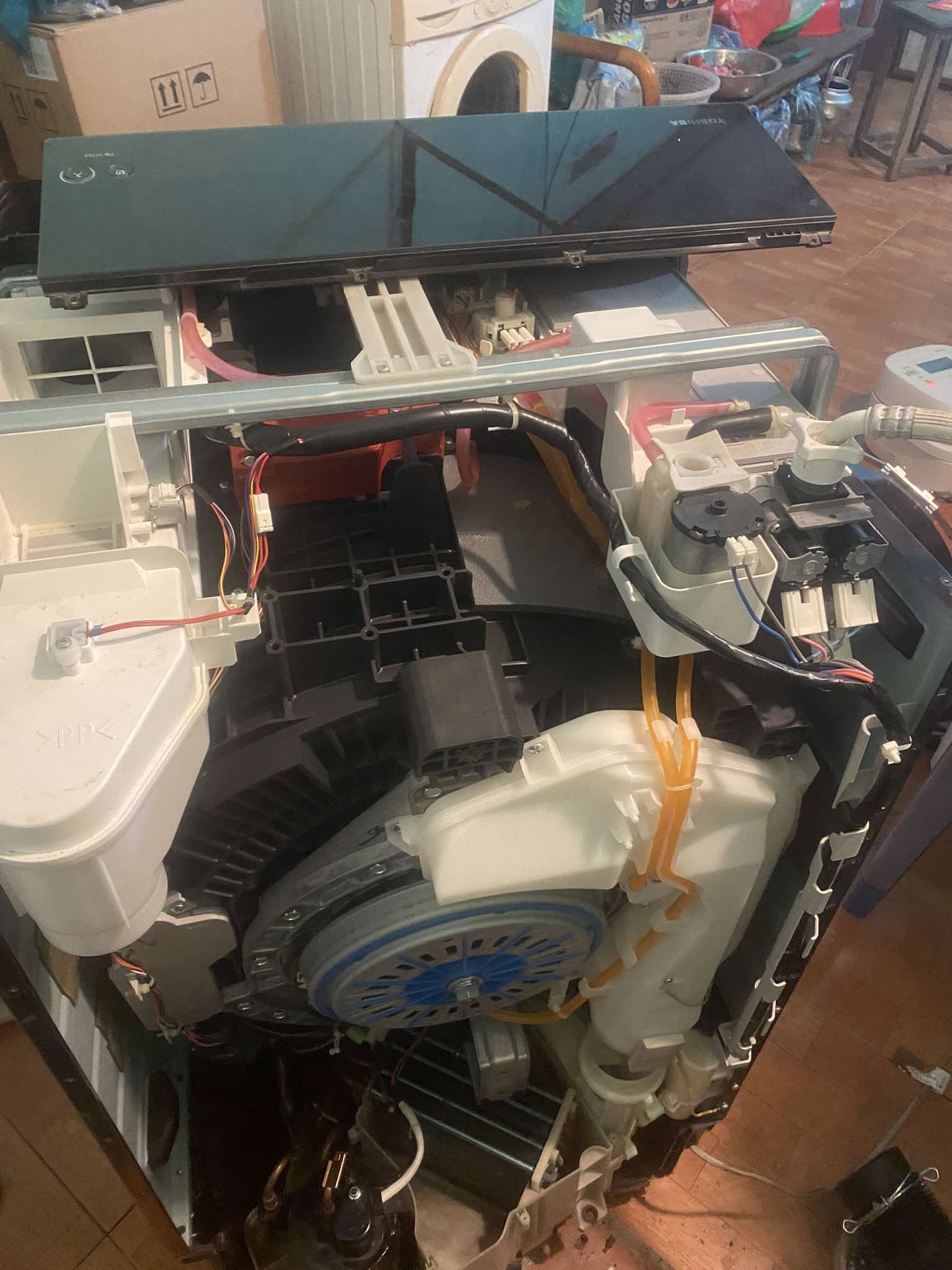 Máy giặt Toshiba tháo vỏ kiểm tra motor và van cấp nước khi sửa tại nhà