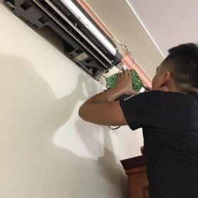 Kỹ thuật viên tháo dàn lạnh kiểm tra quạt khi máy lạnh kêu to