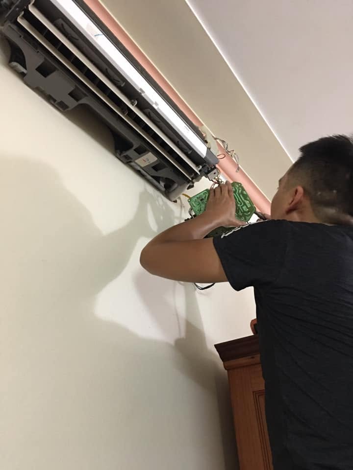 Kỹ thuật viên tháo dàn lạnh kiểm tra quạt khi máy lạnh kêu to