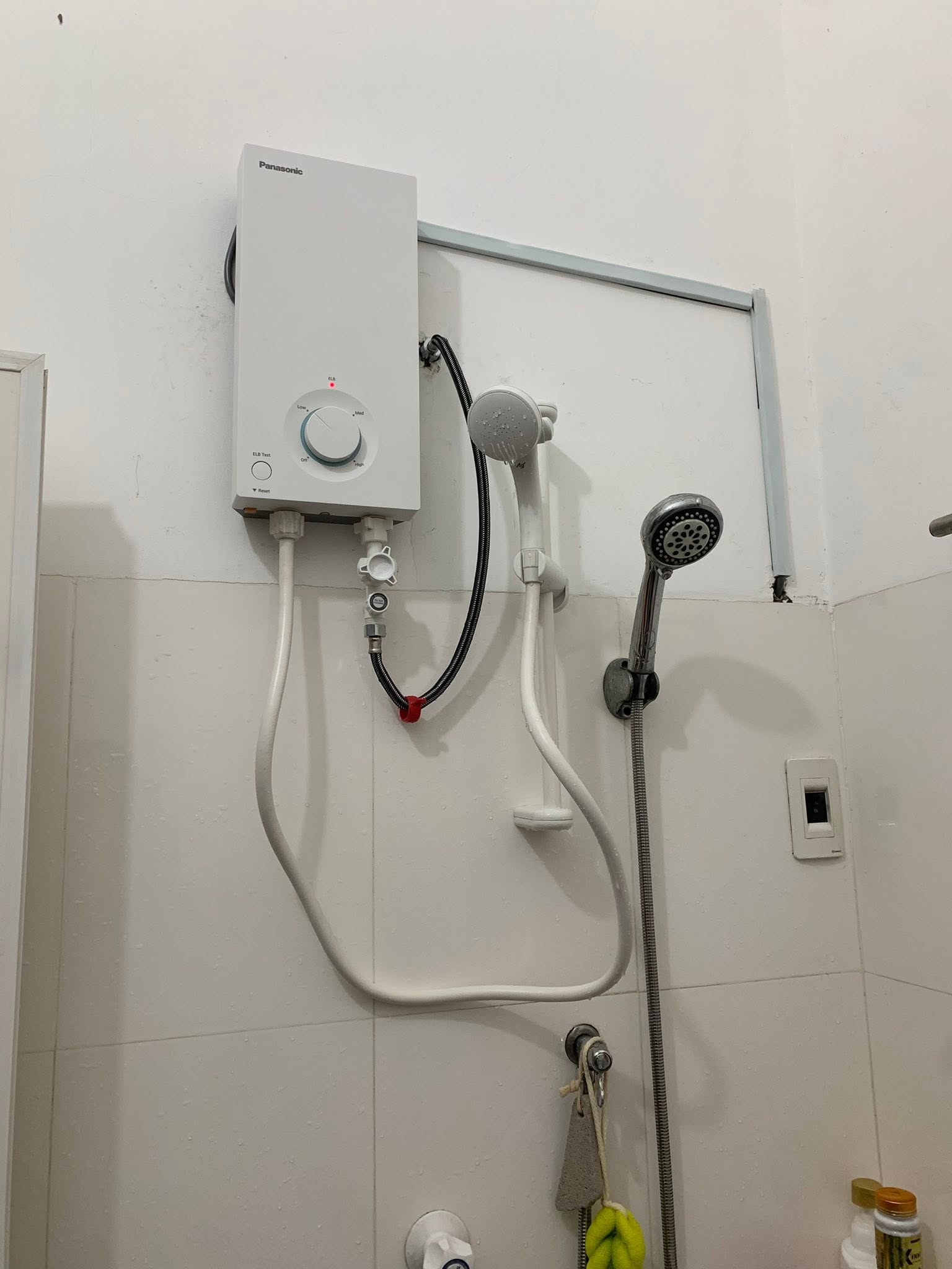 Máy nước nóng trực tiếp lắp trên vách nhà tắm sau khi sửa