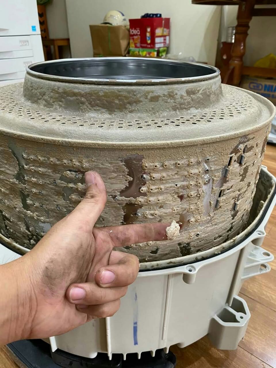 Cặn bẩn bám dày quanh lồng giặt máy giặt cửa trước sau thời gian dài không vệ sinh