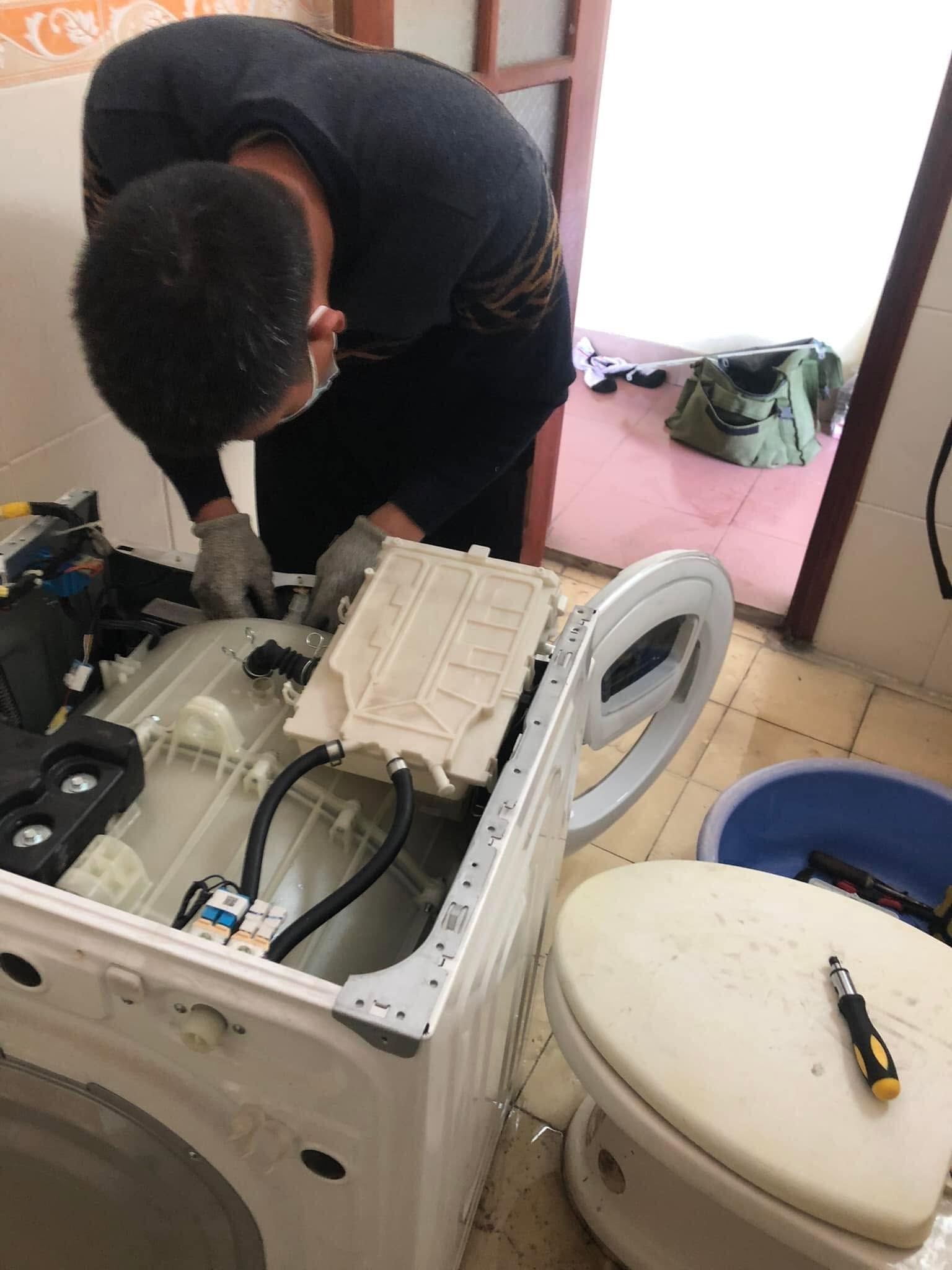 Kỹ thuật viên kiểm tra máy giặt không vắt được tại nhà