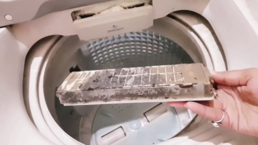 Lưới lọc xơ vải máy giặt cửa trên bám bẩn cần vệ sinh