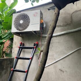 Thợ đo dòng điện dàn nóng khi sửa máy lạnh mua tại Điện Máy Xanh đã hết bảo hành