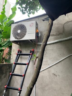 Thợ đo dòng điện dàn nóng khi sửa máy lạnh mua tại Điện Máy Xanh đã hết bảo hành