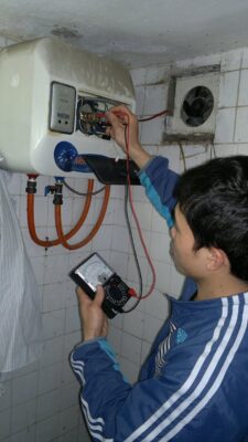 Thợ đo điện khi sửa máy nước nóng Điện Máy Xanh đã hết bảo hành trong nhà tắm