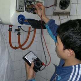 Thợ đo điện khi sửa máy nước nóng Điện Máy Xanh đã hết bảo hành trong nhà tắm