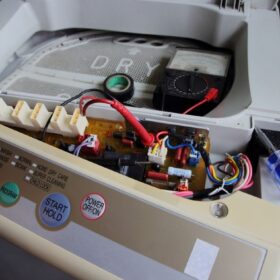Đo board mạch khi sửa máy sấy quần áo Điện Máy Xanh đã hết bảo hành
