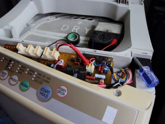 Đo board mạch khi sửa máy sấy quần áo Điện Máy Xanh đã hết bảo hành