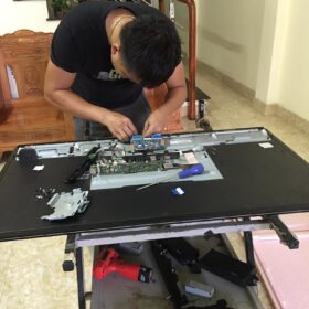 Kỹ thuật viên sửa bo mạch tivi Điện Máy Xanh đã hết bảo hành ngay tại nhà khách