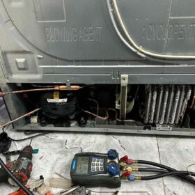 Đồng hồ đo gas điện tử nối vào ống đồng cạnh block nén dưới gầm tủ khi sửa tủ lạnh quận 12