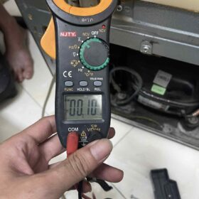 Thợ cầm ampe kìm đo dòng điện cạnh block khi sửa tủ lạnh Thủ Đức tại nhà