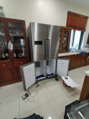 Sửa tủ lạnh quận 2 tại nhà: tủ 4 cánh inox mở hai ngăn đông, đồng hồ đo đặt dưới sàn