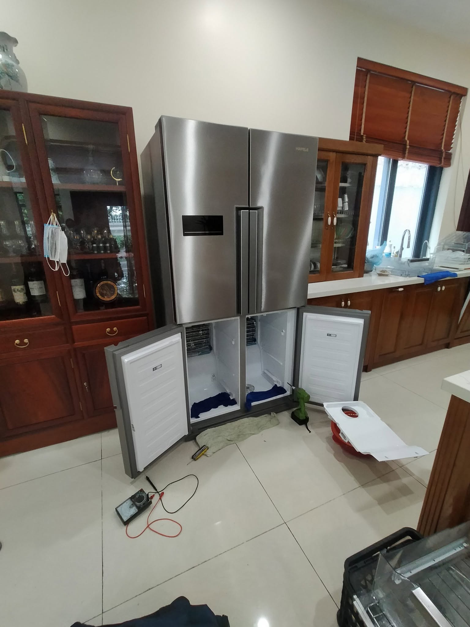 Sửa tủ lạnh quận 2 tại nhà: tủ 4 cánh inox mở hai ngăn đông, đồng hồ đo đặt dưới sàn