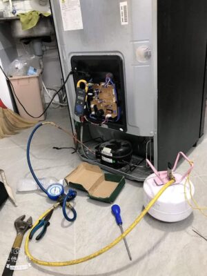 Thợ mở nắp bo mạch, nối dây nạp gas khi sửa tủ lạnh quận 8 tại nhà