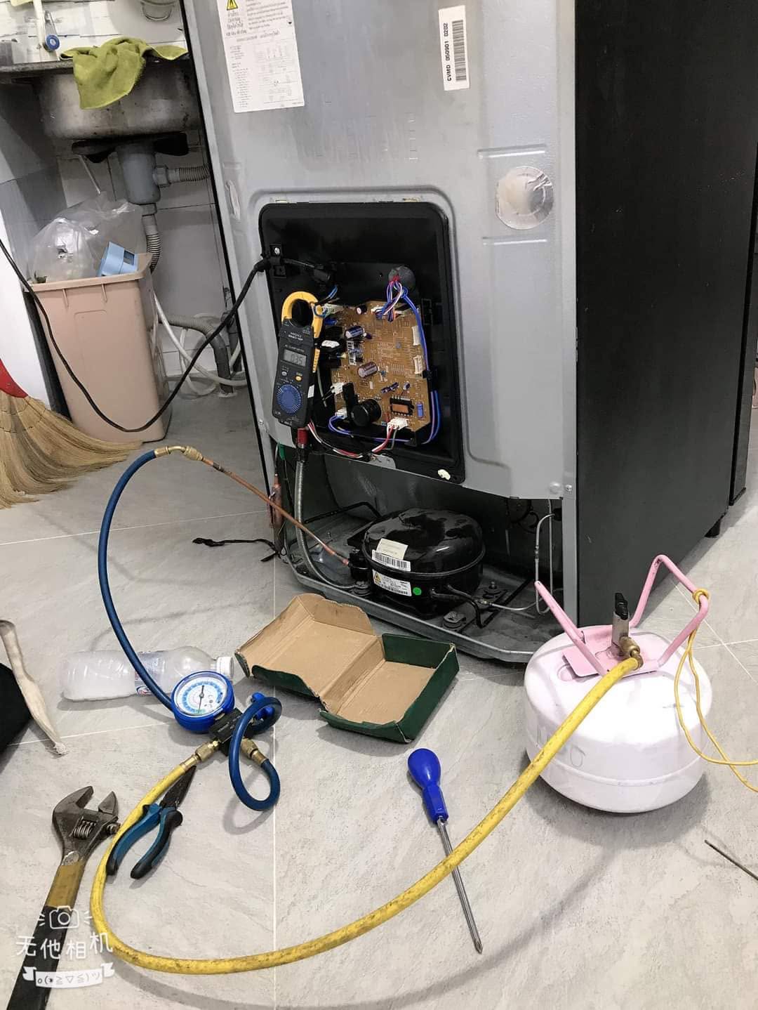 Thợ mở nắp bo mạch, nối dây nạp gas khi sửa tủ lạnh quận 8 tại nhà