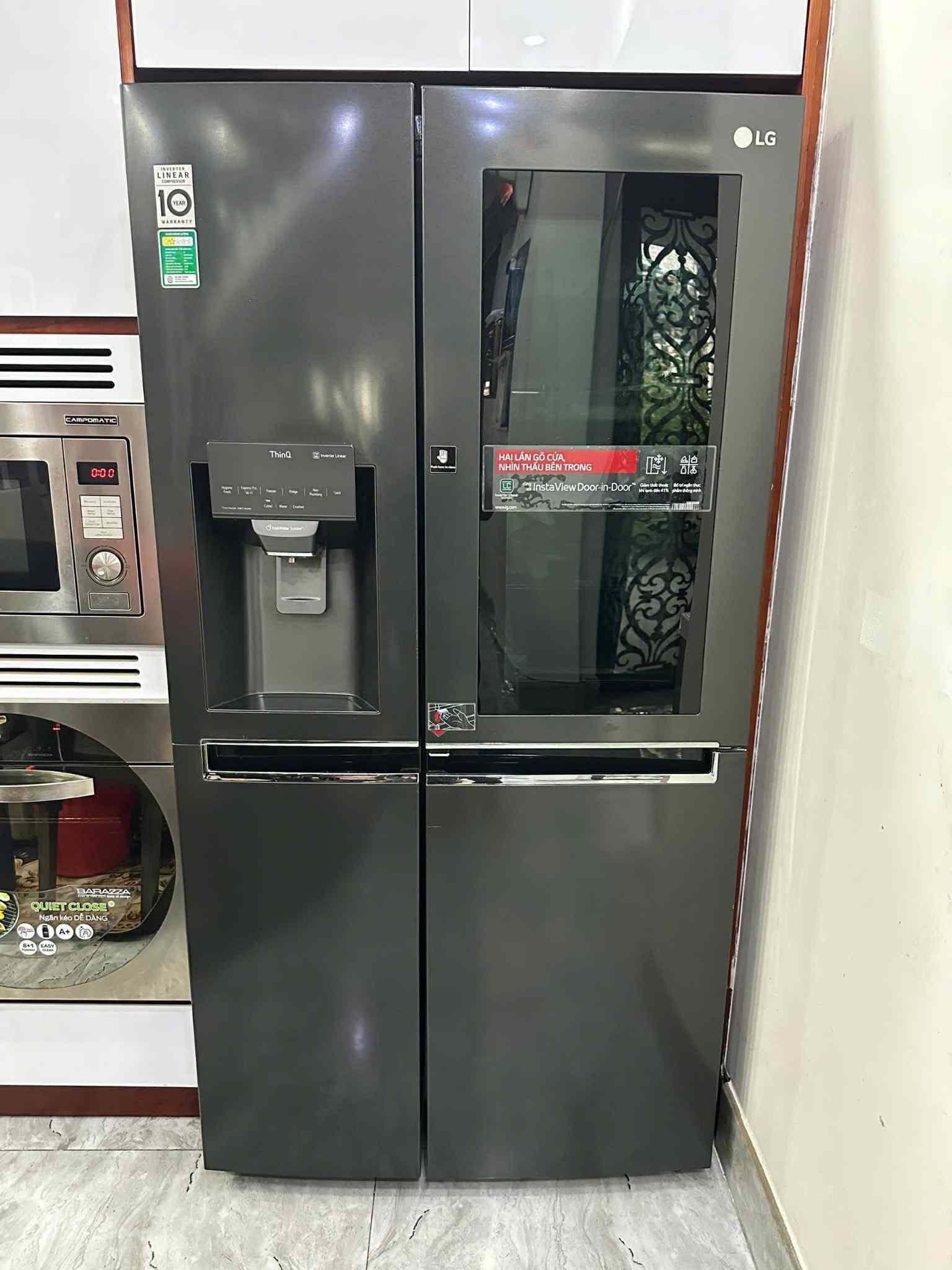 Tủ lạnh side-by-side màu đen cửa kính đặt lọt trong tủ bếp, cạnh lò vi sóng âm tường
