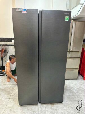 Thợ ngồi kiểm tra phía sau tủ lạnh side-by-side khi sửa tủ lạnh Củ Chi tại nhà