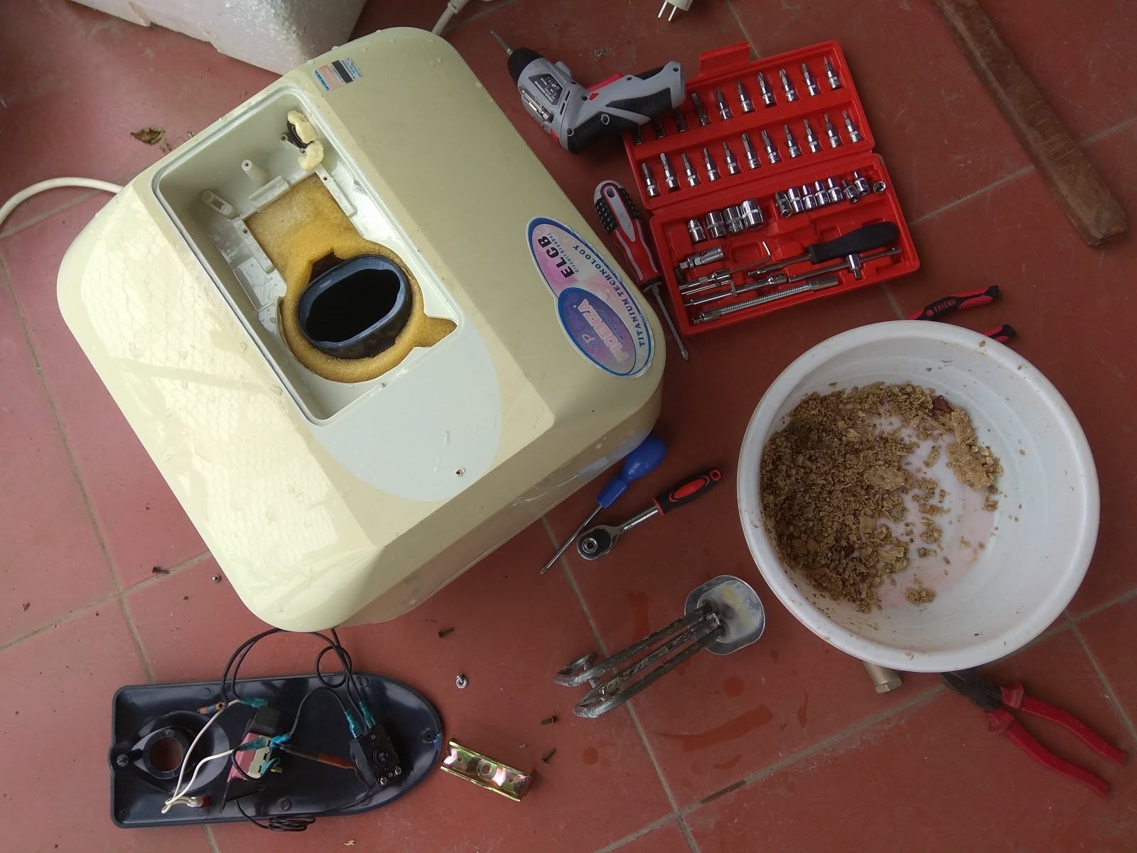 Thanh nhiệt máy nước nóng tháo ra bám cặn vôi cần vệ sinh hoặc thay